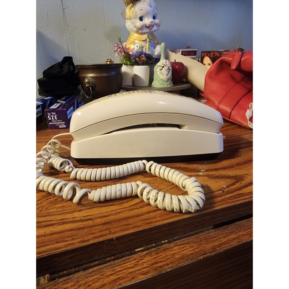Vintage BellSouth Beige Wall Hanging Trim Line Kitchen Phone Model 475